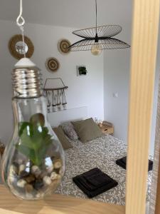Le TourneurEscapade Normande avec son sauna privé的一间卧室,配有一张床和一张桌子上的花瓶
