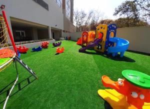 热河市Hotel Park Veredas - Rio Quente Flat 225的草地上配有游戏设备的游乐场