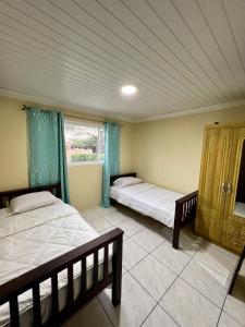 帕拉德拉Dushi Experience的一间卧室设有两张床和窗户。