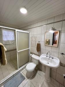 帕拉德拉Dushi Experience的浴室配有卫生间、盥洗盆和淋浴。
