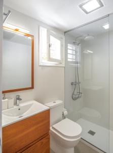 马斯帕洛马斯拉斯阿尔蒙纳斯简易别墅酒店的浴室配有卫生间、盥洗盆和淋浴。