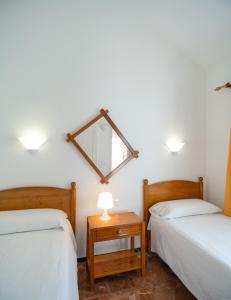 马斯帕洛马斯拉斯阿尔蒙纳斯简易别墅酒店的一间设有两张床的客房和墙上的镜子