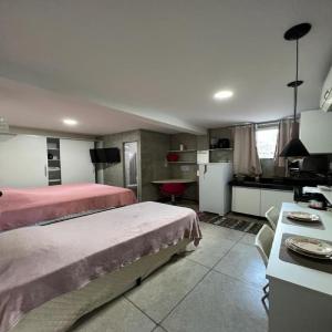 贝伦STUDIO 202 | WIFI 600MB | RESIDENCIAL JC, um lugar para ficar.的酒店客房带两张床和厨房