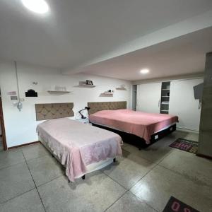 贝伦STUDIO 202 | WIFI 600MB | RESIDENCIAL JC, um lugar para ficar.的一间客房内配有两张床的房间