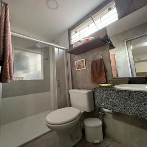 贝伦STUDIO 202 | WIFI 600MB | RESIDENCIAL JC, um lugar para ficar.的一间带卫生间和水槽的浴室