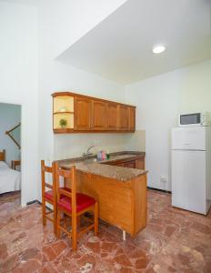 马斯帕洛马斯拉斯阿尔蒙纳斯简易别墅酒店的厨房配有柜台、水槽和冰箱。