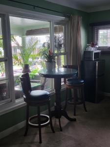 尼亚加拉瀑布Your Oasis in Niagara Falls Canada的窗户客房内的桌椅