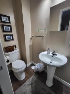 尼亚加拉瀑布Your Oasis in Niagara Falls Canada的白色的浴室设有卫生间和水槽。
