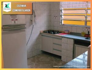 蒙加瓜Hostel Tá Maneiro的小厨房配有炉灶和冰箱
