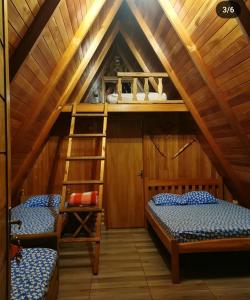 埃斯特城Cabaña del lago的客房设有两张双层床和梯子