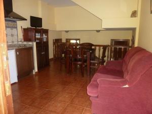 索托德卢伊尼亚Hotel Apartamentos La Hortona的客厅配有沙发和桌椅