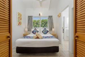 拉罗汤加Rarotonga Daydreamer Escape的一间卧室设有一张大床和窗户