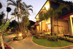 乌布裴卡科曼库旅馆的棕榈树和建筑度假村