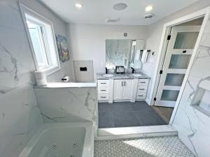 汉密尔顿Limeridge Mall - Open Concept的白色的浴室设有水槽和镜子