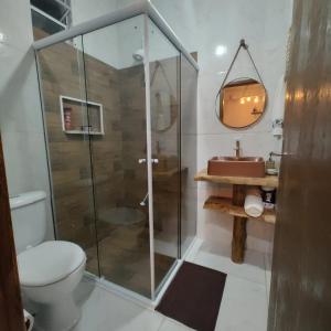 弗洛里亚诺波利斯Quarto para casal, beiramar continental Florianópolis.的带淋浴、卫生间和盥洗盆的浴室