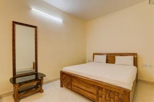 巴特那OYO Hotel Umrao的一间卧室配有一张床和镜子