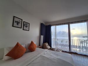 丽贝岛Lipe Sunrise Beach House的一间卧室设有一张大床和一个大窗户