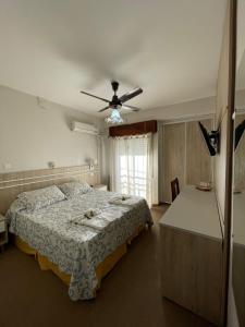 特尔马斯德里奥翁多多拉酒店的一间卧室配有一张床和吊扇