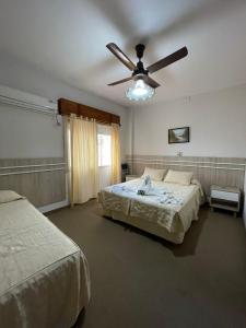 特尔马斯德里奥翁多多拉酒店的一间卧室配有两张床和吊扇