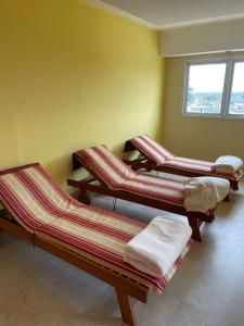 特尔马斯德里奥翁多多拉酒店的带窗户的房间里有三张空床