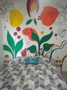 沙帕达-杜斯吉马朗伊斯Singela Casa em Chapada dos Guimarães的卧室配有壁画蔬菜