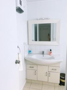 奥克兰A private Large master room with en-suite的浴室设有白色水槽和镜子