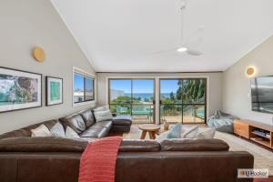 金斯克里福Kingscliff Ocean Vista的客厅配有沙发和桌子
