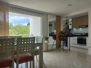 佛罗里达布兰卡Moderna y confortable habitación的厨房以及带桌椅的用餐室。