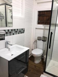 勒卡尔贝Mango的白色的浴室设有卫生间和水槽。