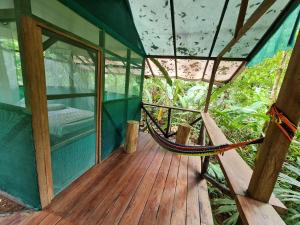 德雷克Rio Agujitas Eco jungle - Island and Corcovado tours的房屋门廊上的吊床