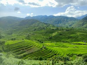 Mù Cang ChảiBlue home的背景中群山的空中景观