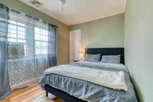 奇科皮Humble home with free breakfast offered if requested!的一间卧室设有一张大床和一个窗户。