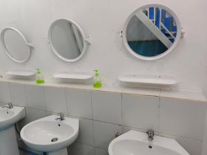 万象Ocean Blue Hostel Vientiane的浴室设有两个水槽和墙上的镜子