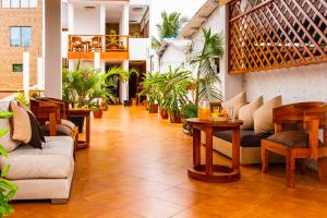 阿约拉港EXCLUSIVE CONDO GALAPAGOS and BEYOND 1的大堂配有沙发、桌子和植物