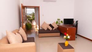 阿约拉港EXCLUSIVE CONDO GALAPAGOS and BEYOND 1的客厅配有两张沙发和一台电视