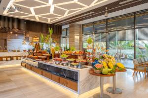 绥和市Rosa Alba Resort & Villas Tuy Hoa的一间提供自助餐的餐厅,展示着美食