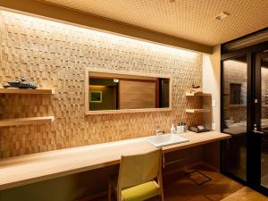 小松市法师日式旅馆的一间带水槽和镜子的浴室