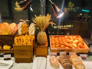 曼谷曼谷盛捷拉玛9服务公寓的各种面包和糕点的展示