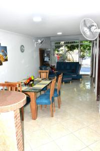 吉拉尔多特Casa Vacacional con Jacuzzi en Girardot Cundinamarca的用餐室以及带桌椅的起居室。