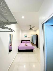 大山脚CozyHouse 4ROOM 4BATH ROOM 8PAX@Near BM Icon city的一间卧室设有紫色的床和天花板