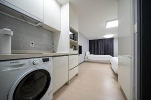 丽水市Myeongga Ubleth Hotel的客房内的厨房配有洗衣机