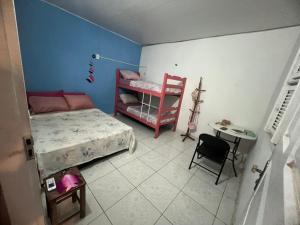 杰里科科拉Frida Hostel的卧室配有1张床、1张桌子和1把椅子