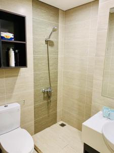 Gò CôngBao Vy's Cozy House的带淋浴、卫生间和盥洗盆的浴室