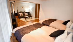 由布市Resort Yufuin - Grandpia Resort Yufuin的一间带两张床的卧室和一间客厅