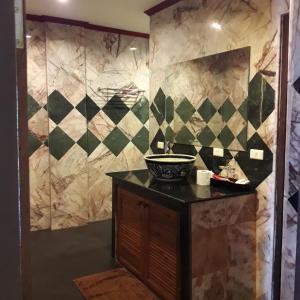 芭东海滩Prince Edouard Apartments & Resort SHA extra plus的一间带盥洗盆的柜台和镜子的浴室