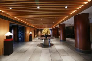武当山武当山紫杉九龙的大楼中央带桌子的走廊