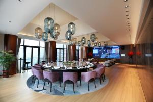 武当山武当山紫杉九龙的一间带桌椅和电视的用餐室