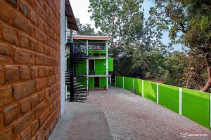 黎明之村Paradise Le Tamarin的一座拥有绿色墙壁和楼梯的建筑