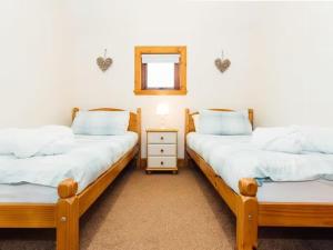 道格拉斯堡Middle Byre的带镜子的客房内的两张单人床