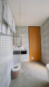 达卡Priyo Nibash Stylish Residential Hotel的浴室配有卫生间、盥洗盆和淋浴。